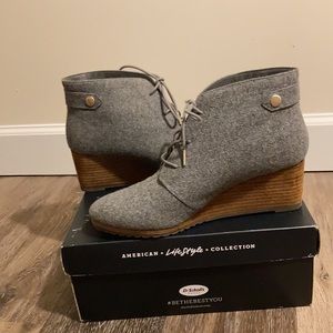 Dr. Scholl’s gray wedge booties